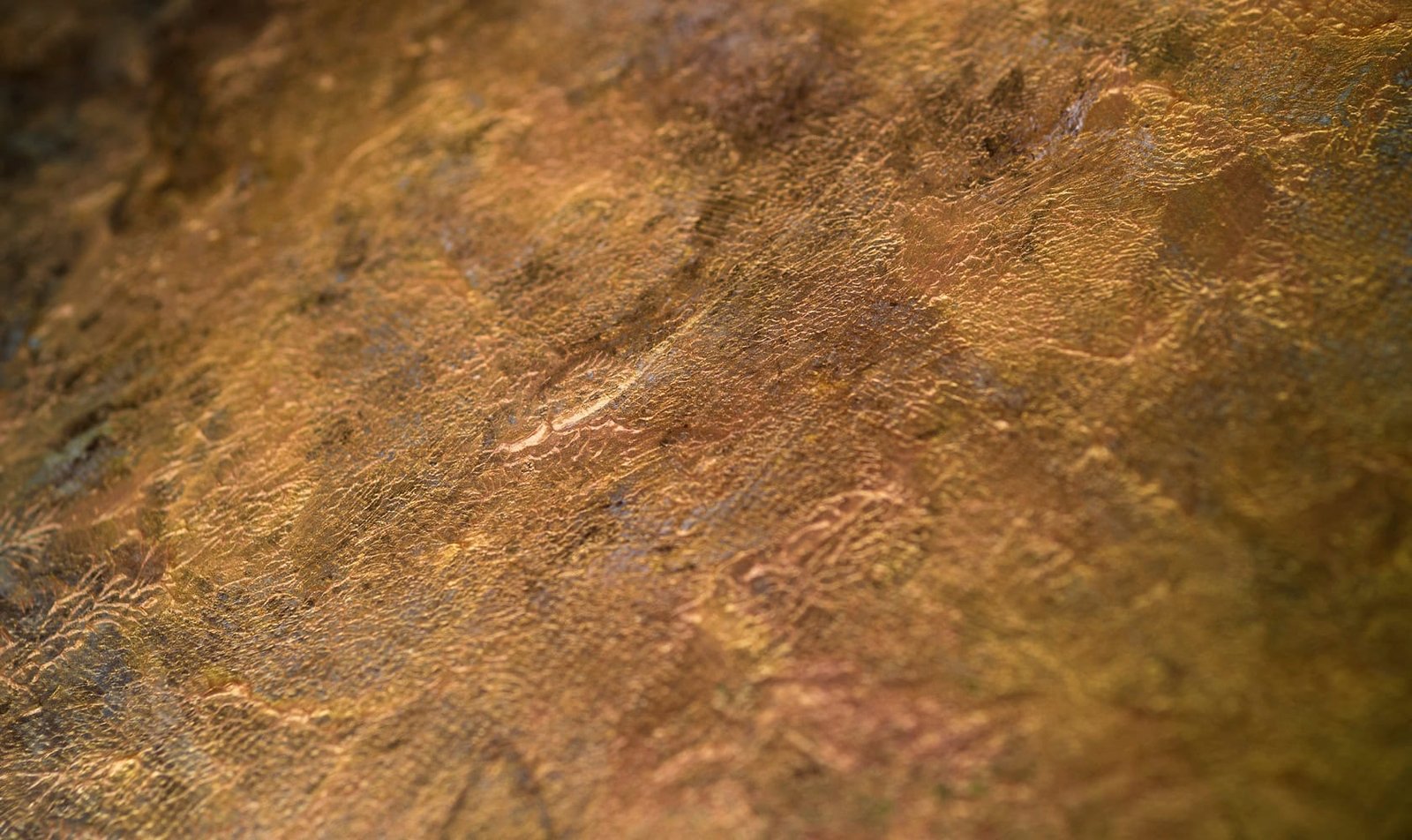 Artesano trabajando urna de madera