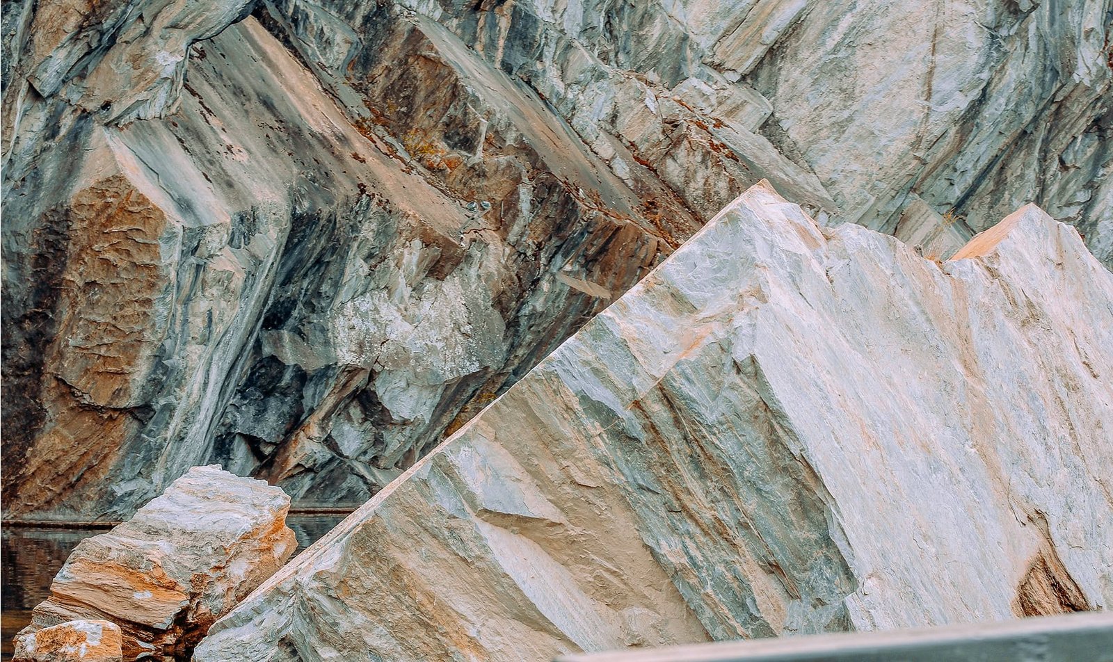 Artesano trabajando urna de madera